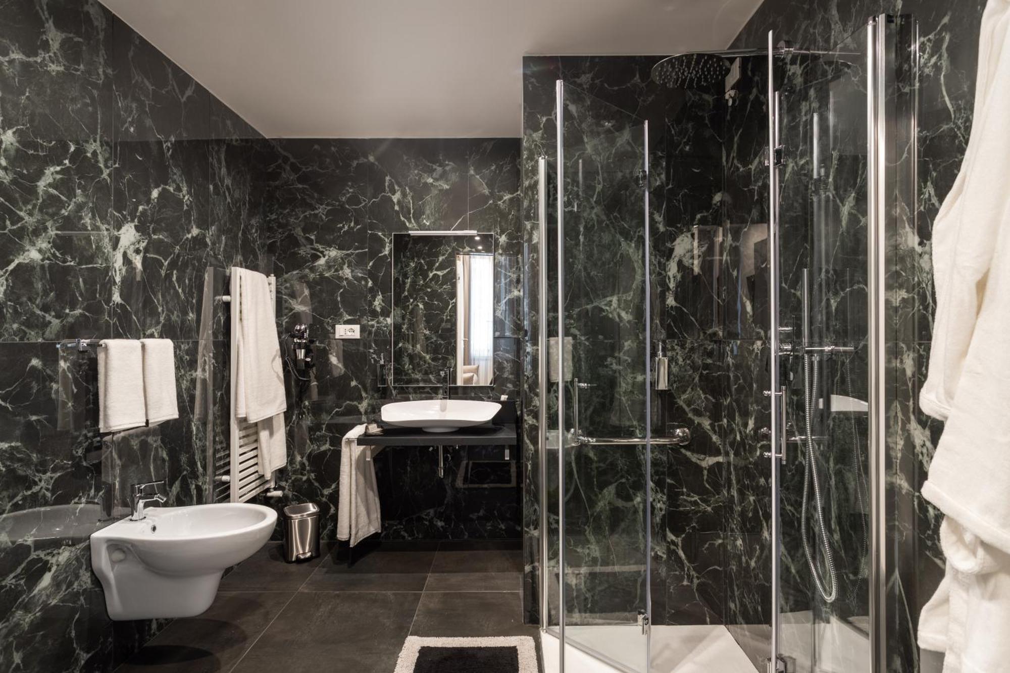 King Hotel *